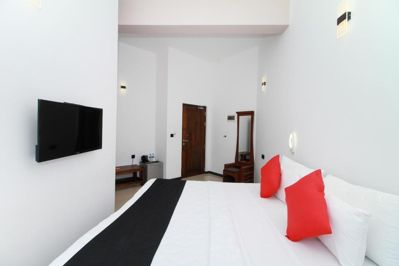 Grace Beach Resort By Travel Corners Негомбо Екстериор снимка